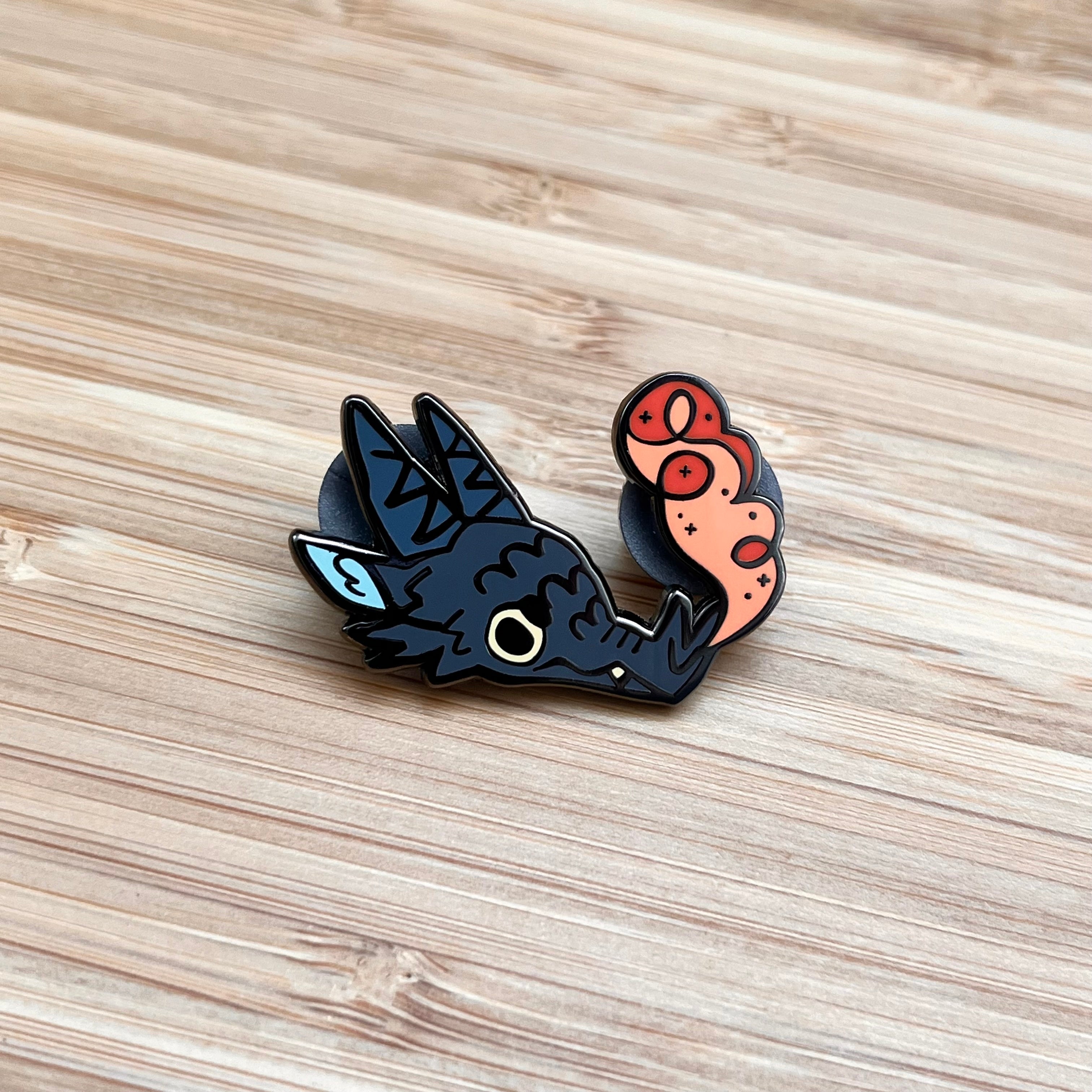 Pin de Esmalte de Dragón Gris Gruñón